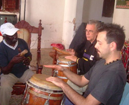 foto di luca mattioni a cuba mentre studia dai maestri percussionisti