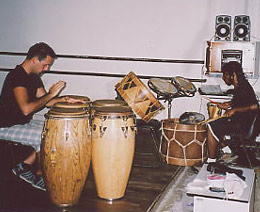 foto del percussionista luca mattioni mentre studia con il percussionista valdinei sacramento